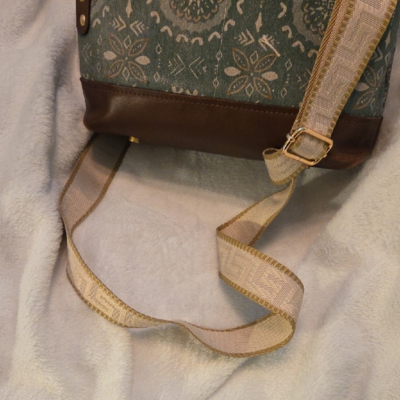 Stylish Green Patterned R. Riveter Tote Bag - Picture 4 of 10